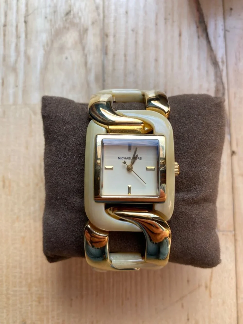 Michael Kors needs battery